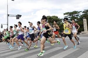 出雲大社正面鳥居前をスタートする選手たち(撮影･前田充)