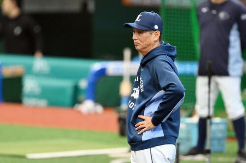 西武対日本ハム　試合前練習を見守る西武西口文也監督(撮影･滝沢徹郎)