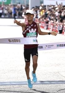 優勝のゴールテープを切る早大･工藤慎作(撮影･前田充)