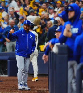 ブルワーズ対ドジャース　ドジャースのデーブ･ロバーツ監督(撮影･垰建太)