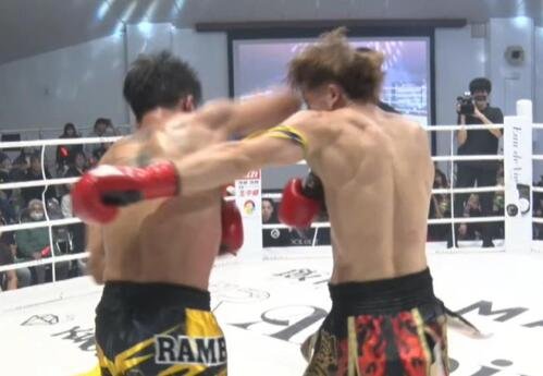 ギンペット(左)の右ひじを被弾するユリアン(KNOCK OUT公式YouTubeから)