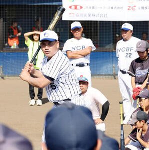 JA全農WCBF少年野球教室で、打撃指導する井口資仁監督(撮影･浅見桂子)　2026年10月12日　越谷市民球場