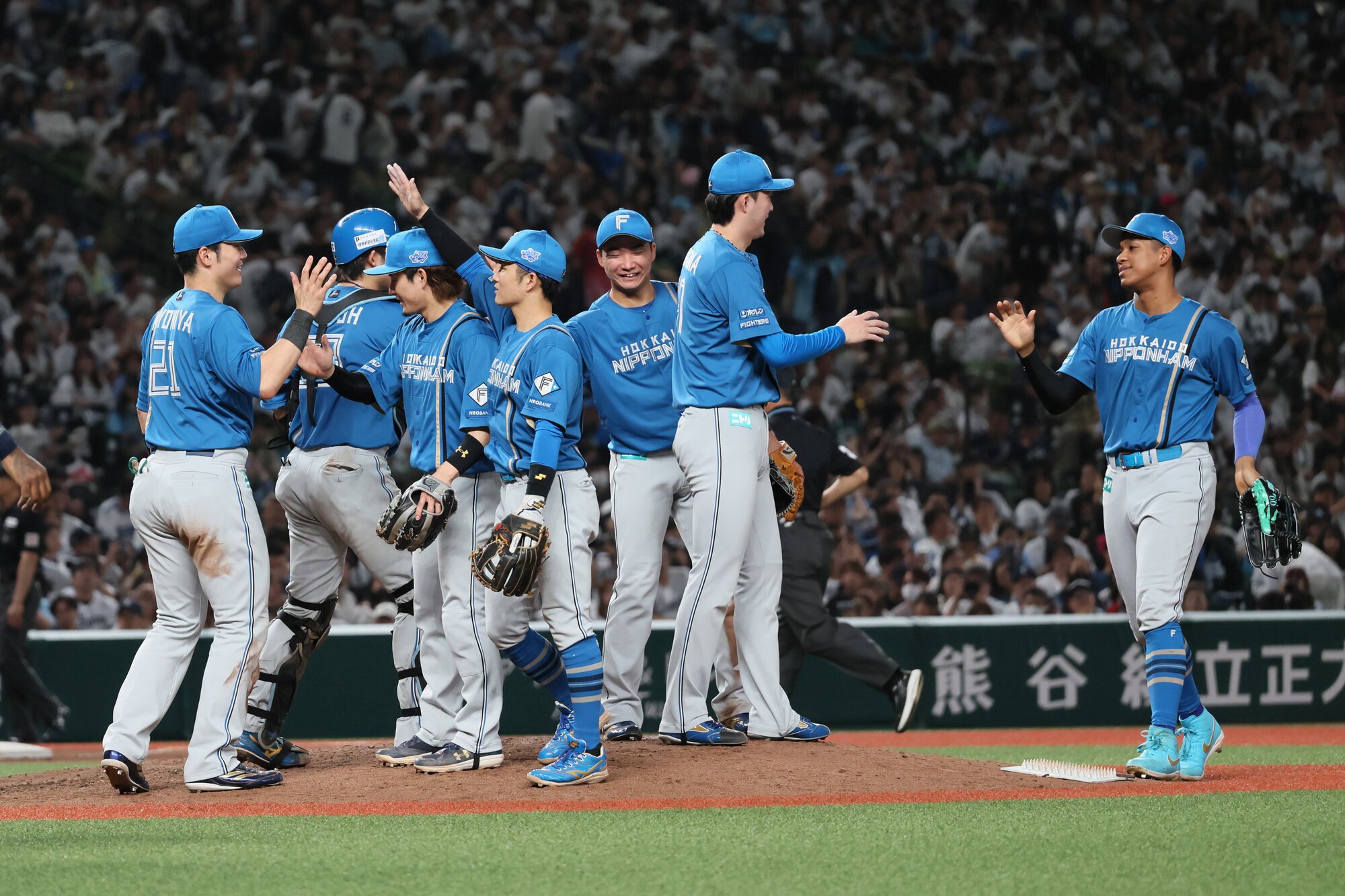 西武に勝ち、クライマックスシリーズ最終ステージ進出を決めて喜ぶ日本ハムの選手たち=瀬戸口翼撮影