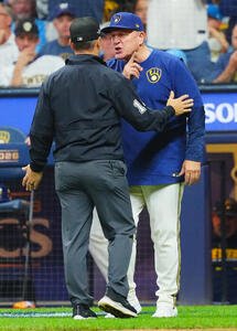 ブルワーズ対ドジャース　4回表ドジャース2死一塁、一走テオスカー･ヘルナンデスにけん制もボークの判定に猛抗議するパット･マーフィー監督(撮影･垰建太)