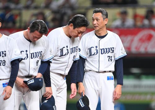 西武対日本ハム　敗退し浮かない表情であいさつする西武西口文也監督(右)(撮影･滝沢徹郎)