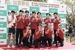 優勝し笑顔でポーズをとる早大の選手たち(撮影･前田充)