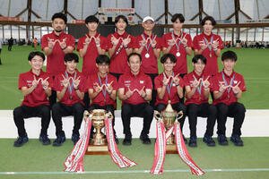 優勝し笑顔でポーズをとる早大の選手たち(撮影･前田充)
