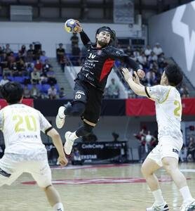 ジークスター東京対富山ドリームス　前半、シュートを放つジークスター東京水町孝太郎(撮影･山本朝陽)