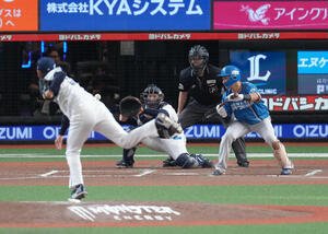 西武対日本ハム　7回表日本ハム1死三塁、打者山県秀の時、篠原響の暴投で日本ハムが1点を追加する。捕手小島大河(撮影･足立雅史)