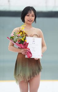表彰台に立つシニア女子1位の山下真瑚(撮影･森本幸一)