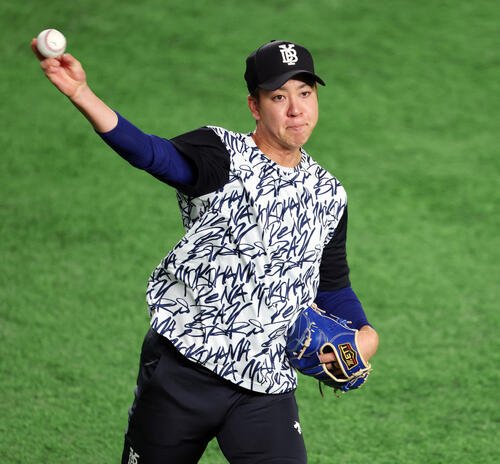 11日の巨人対DeNA　試合前練習でキャッチボールするDeNA平良拳太郎(撮影･宮地輝)
