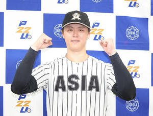 国学院大対亜大　無安打無得点試合を達成した亜大･川尻啓人は笑顔でガッツポーズを決める(撮影･足立雅史)