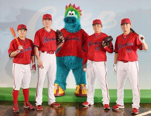 広島新ビジターユニホーム発表会に臨む、左から勝田成、大瀬良大地、スラィリー、栗林良吏、佐々木泰(撮影･加藤孝規)