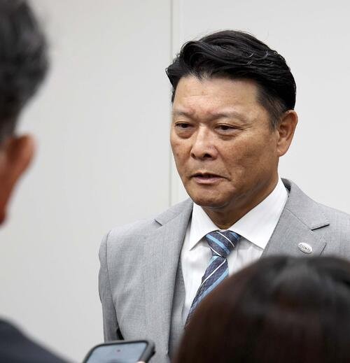 オーナー報告後に報道陣の取材に応じる橋上監督代行