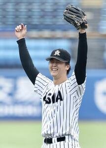 国学院大対亜大　ノーヒットノーランで国学院大に勝利しガッツポーズする亜大･川尻啓人(撮影･河田真司)