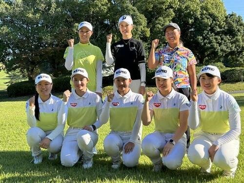 ECCレディースに出場する、後列左から中村心、与語優奈、徳永歩。前列はECC学園高の5人