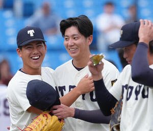 中大対東洋大　完封勝利を挙げ笑顔を見せる東洋大･石沢順平(右)(撮影･足立雅史)