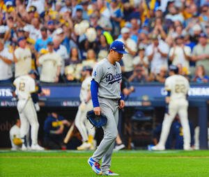 ブルワーズ対ドジャース　3回裏ブルワーズ2死一、二塁、降板する山本由伸(撮影･垰建太)