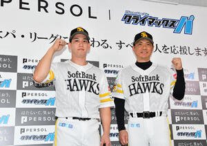 ファイナルステージ前日会見を終えてガッツポーズするソフトバンク小久保裕紀監督(右)と栗原陵矢(撮影･岩下翔太)