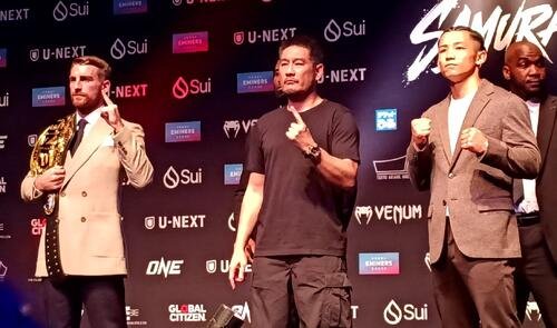 王者のジョナサン･ハガティー(左)と挑戦者の秋元皓貴(中央はチャトリCEO)