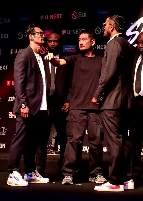 フェイスオフする松倉信太郎(左)とシンサムット･クリンミー(中央はチャトリCEO)