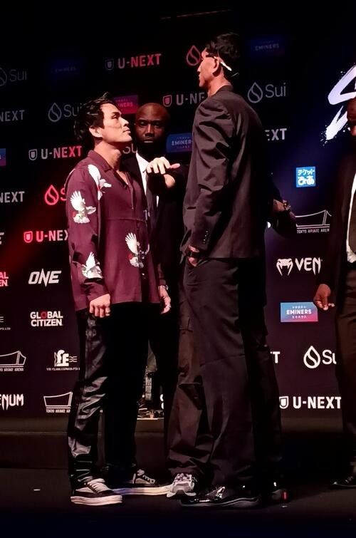 与座優貴(左)とナビル･アナン