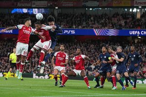 アーセナル戦で、ボールを競り合うアーセナルのコンサ(左)とリール上田綺世(2026年10月13日＝AP)