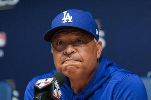 リーグ優勝決定シリーズ第3戦の前日会見に臨むロバーツ監督(AP)