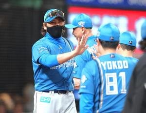 10月12日、西武対日本ハム　試合後、スタッフらとハイタッチする新庄剛志監督