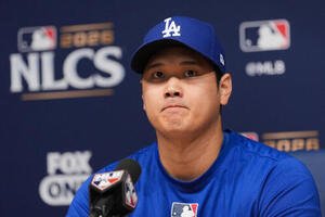 リーグ優勝決定シリーズ第3戦の前日会見に臨む大谷翔平(AP)