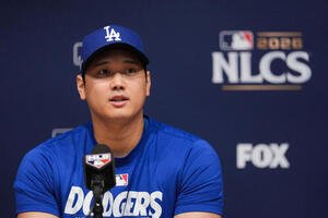 リーグ優勝決定シリーズ第3戦の前日会見に臨む大谷翔平(AP)