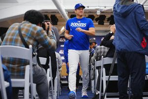前日会見を終え記者の間を通り引き揚げるドジャース大谷翔平(撮影･垰建太)