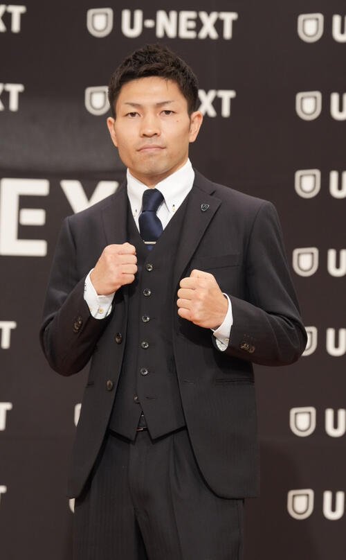 WBA世界スーパーフライ級タイトル戦の記者会見を終えファイティングポーズを見せる挑戦者のユーリ阿久井政悟(撮影･小沢裕)