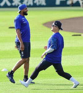 阪神対DeNA　ヘラル･エンカーナシオン(左)と談笑する牧秀悟(撮影･上田博志)