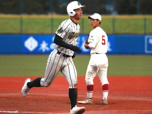 東奥義塾対鶴岡東　6回に3ランを放ちダイヤモンドを回る鶴岡東･押井壮斗外野手(撮影･高橋香奈)