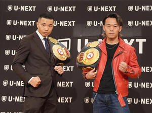 世界バンタム級タイトル戦の記者会見で互いにベルトを肩にかけて記念撮影する王者の増田陸(左)と挑戦者の堤聖也(撮影･小沢裕)
