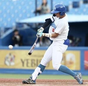 立正大対青学大　2回裏青学大1死一塁、右越え2点本塁打を放つ新井瑛太(撮影･河田真司)