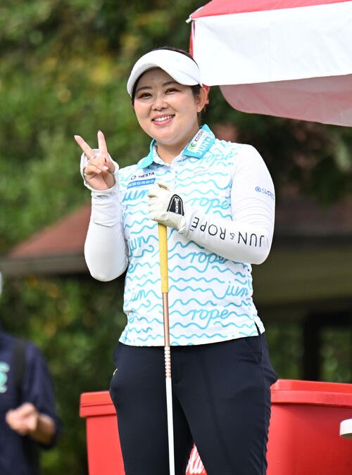 スタート前、笑顔でVサインする浅井咲希(撮影･和賀正仁)