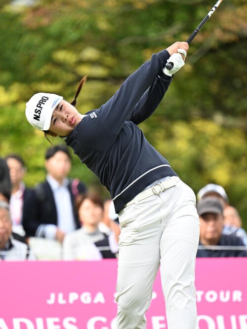 1番、ティーショットを打つ佐藤心裕(撮影･和賀正仁)