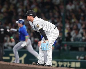 阪神対DeNA 6回表DeNA2死、佐野恵太に本塁打を浴びる村上頌樹(撮影･増田悦実)