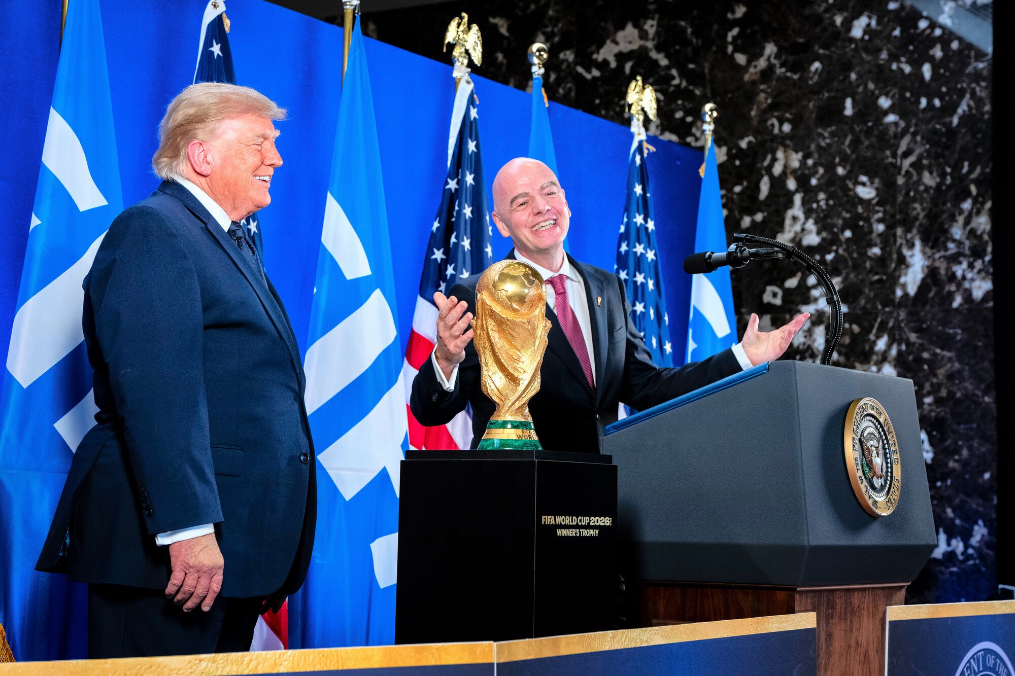 2026年7月17日、サッカーワールドカップ北中米大会決勝に先立ってニューヨークで開かれたレセプションに出席したトランプ米大統領(左)と国際サッカー連盟(FIFA)のインファンティノ会長。FIFA職員や元職員によると、FIFAはトランプタワーの事務所に十分な人員を配置する計画はなく、ほぼ使われていない状態にあるという=Haiyun Jiang/The New York Times/ニューヨーク･タイムズ