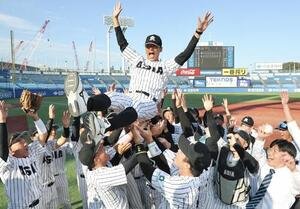 亜大対国学院大　国学院大に勝利し優勝を決め、選手から胴上げの祝福を受ける亜大･正村公弘監督(撮影･河田真司)