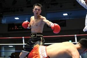 2回、平塚駿之介はナタノン･トーンチャイのボディーからダウンを奪う(撮影･滝沢徹郎)