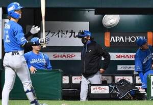 ソフトバンク対日本ハム　ソフトバンクに敗れ、ベンチから引き揚げる新庄剛志監督(撮影･岩下翔太)
