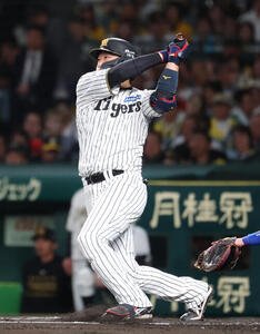 阪神対DeNA 6回裏阪神2死、二塁打を放つ大山悠輔(撮影･増田悦実)