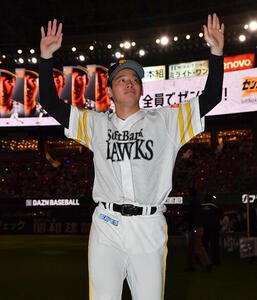 ソフトバンク対日本ハム　日本ハムに勝利し、ファンに手を振りながら場内1周するソフトバンク鈴木豪太(撮影･岩下翔太)