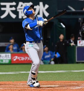 ソフトバンク対日本ハム　3回表日本ハム1死満塁、柴田獅子は勝ち越しの右犠飛を放つ(撮影･岩下翔太)