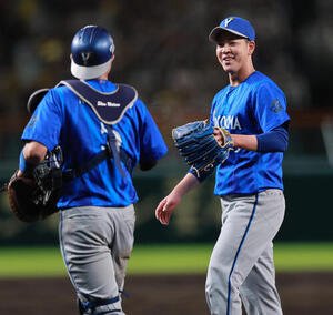 阪神対DeNA 5回裏を投げ終え、笑顔でベンチへ引きあげるDeNA平良拳太郎(右)と捕手松尾汐恩(撮影･上山淳一)