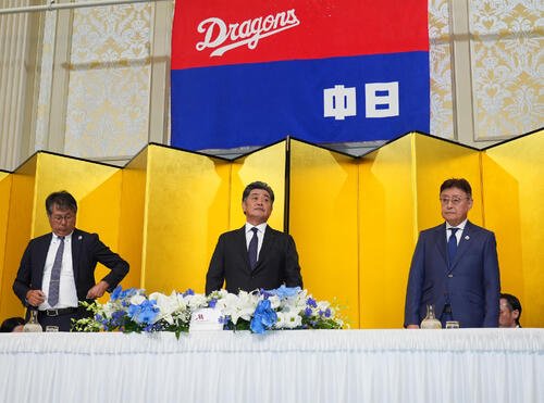就任会見を行う中日工藤公康新監督(中央)左は大島宇一郎オーナー、右は加藤宏幸球団社長(撮影･森本幸一)