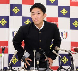 会見に臨む横浜･織田翔希(撮影･浅見桂子)